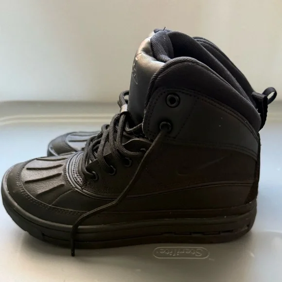 Boys Nike Boots Size 4 - Picture 3 of 3